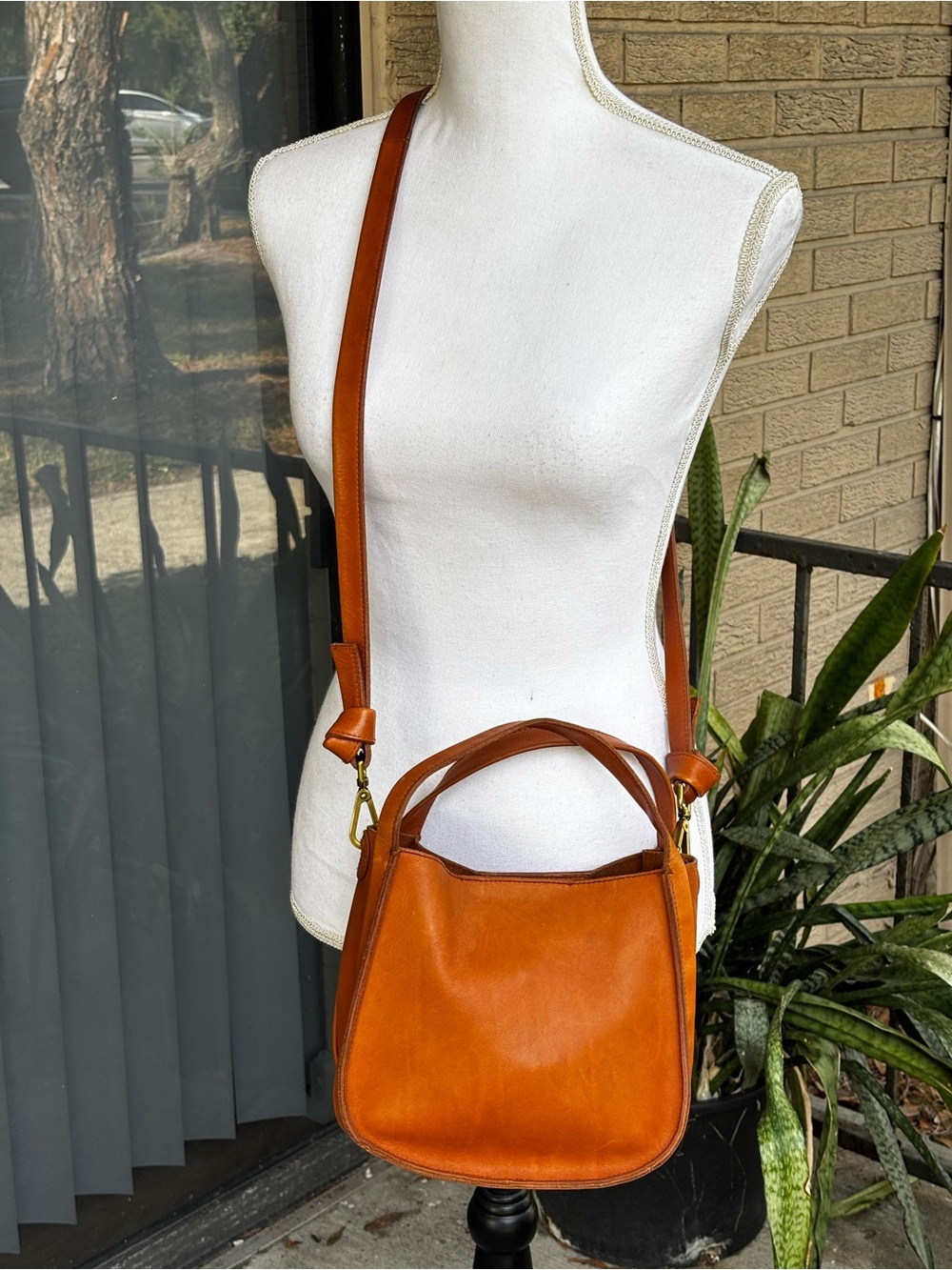 Madewell Sydney Smooth Luxe Leather Crossbody Bag Burnished Caramel - Picture 2 of 15